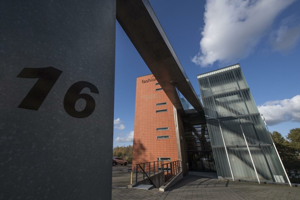Moderne kantoorgebouwen aan de Fokkerstraat 16 met opvallende architectuur onder een blauwe lucht.