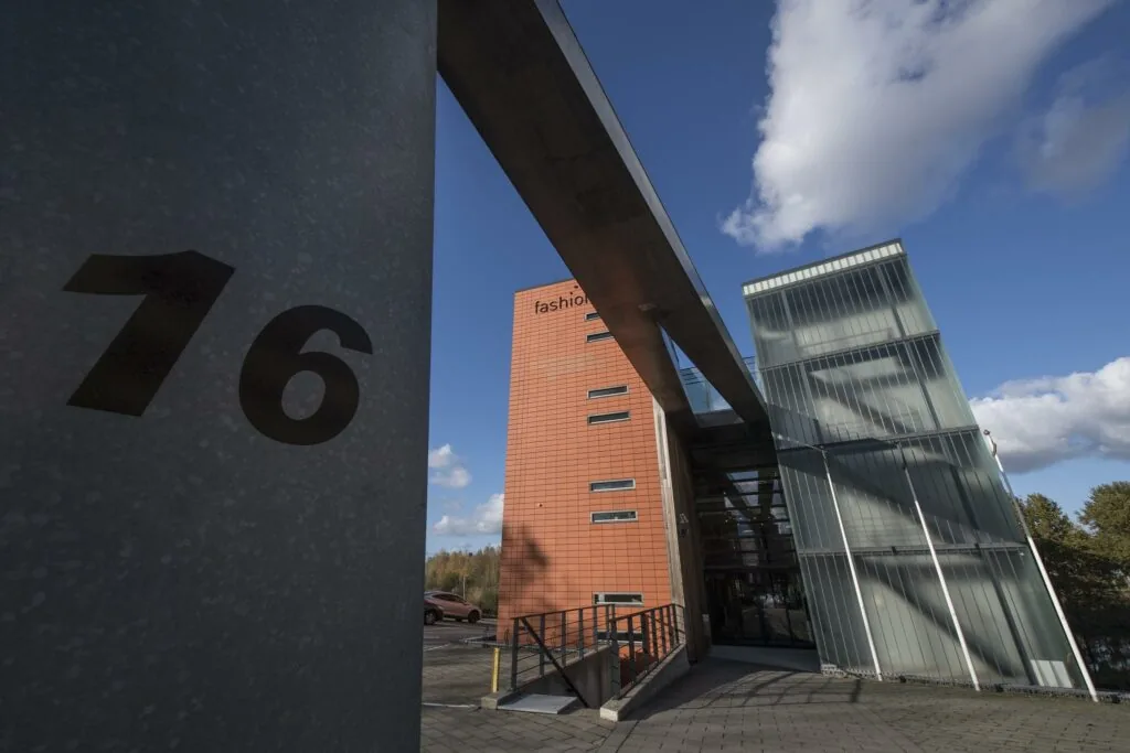 Moderne kantoorgebouwen aan de Fokkerstraat 16 met opvallende architectuur onder een blauwe lucht.