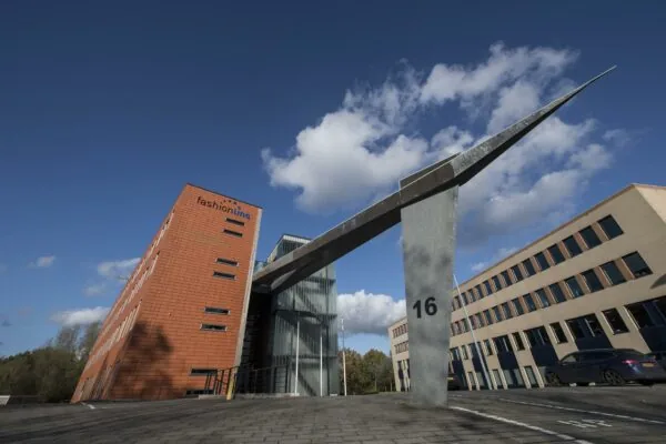 Kantoorpand van Fashion Linq aan de Fokkerstraat 16 met opvallende moderne architectuur en sculpturale doorgang.