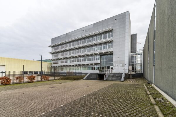 Modern kantoorpand aan de Lemelerbergweg met metalen gevelbekleding en glazen voorzijde.