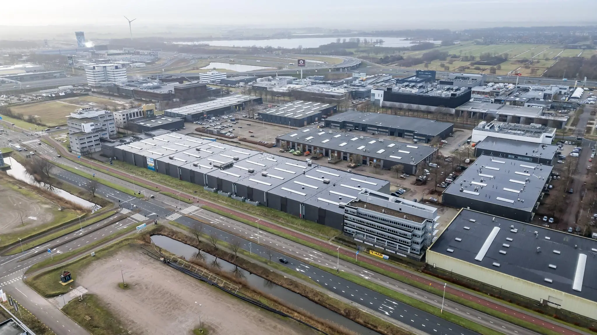 Luchtfoto van het bedrijventerrein aan de Lemelerbergweg in Amsterdam met diverse kantoorgebouwen en magazijnen.