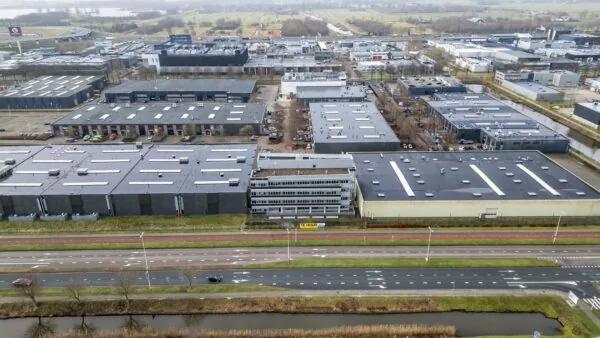 Luchtopname van een bedrijventerrein aan de Lemelerbergweg met kantoorgebouwen, loodsen en omliggende infrastructuur.