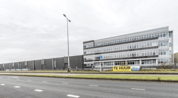 Kantoorgebouw aan de Lemelerbergweg met bord "Te Huur" voor circa 2.000 m² kantoorruimte.