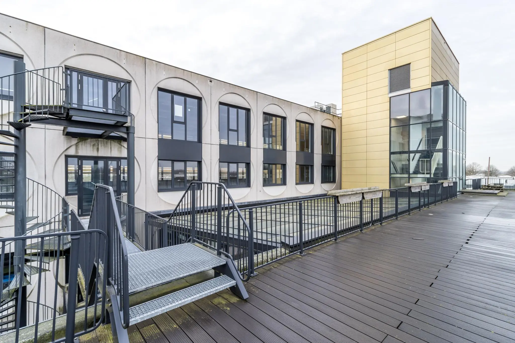 Modern kantoorgebouw aan de Laarderhoogtweg met metalen buitentrap en dakterras.