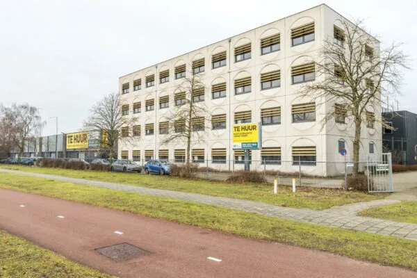 Kantoorgebouw aan de Laarderhoogtweg in Amsterdam met meerdere "Te Huur" borden zichtbaar.