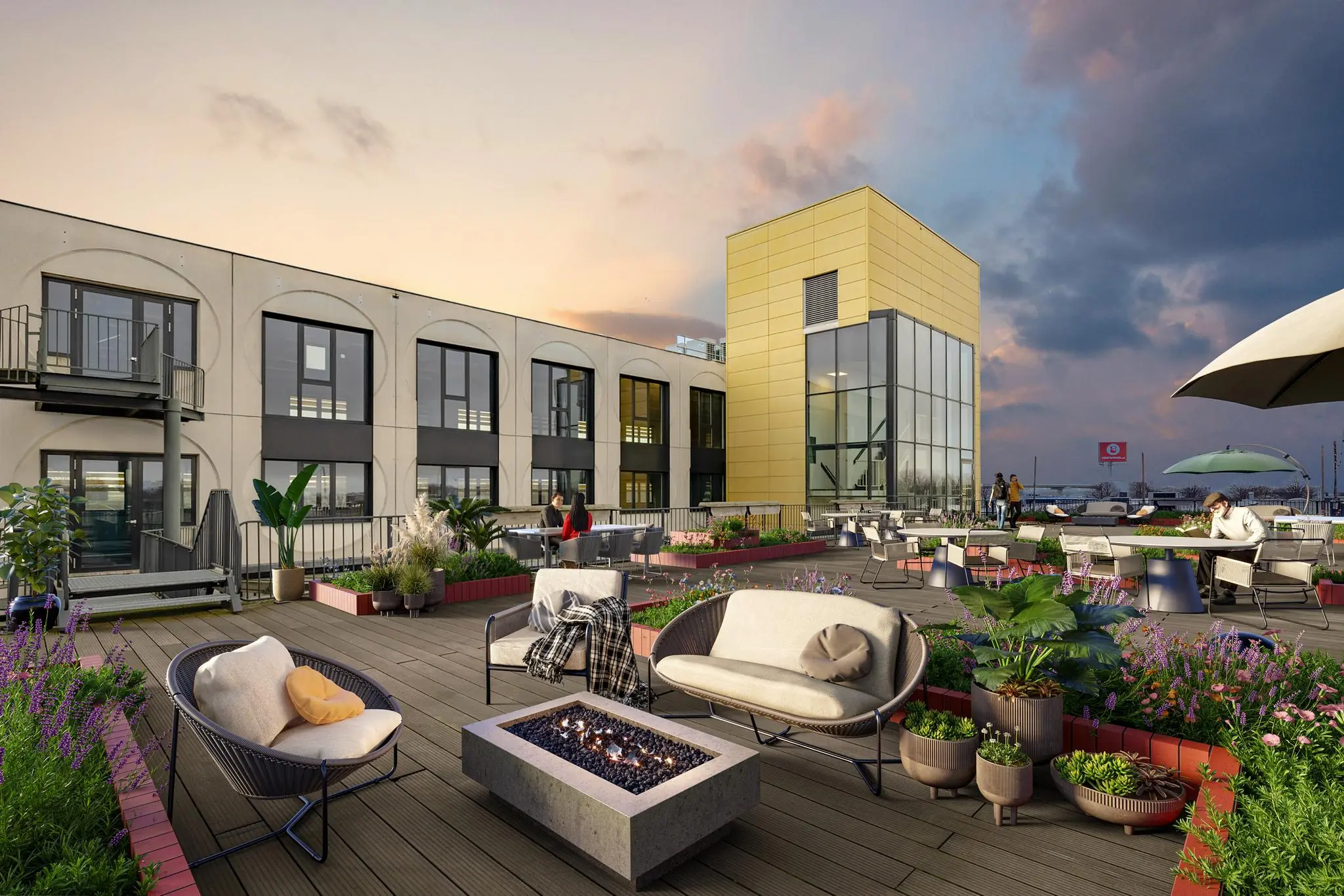 Moderne daktuin aan de Laarderhoogtweg met loungehoek, zithoeken, plantenbakken en uitzicht bij zonsondergang.