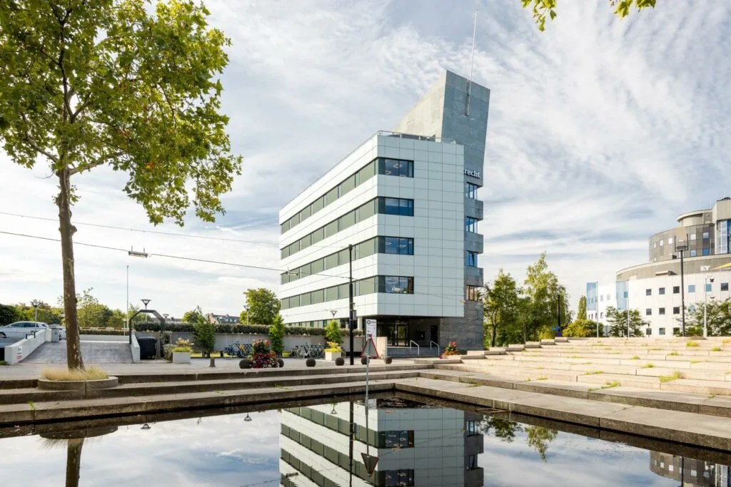 Modern kantoorgebouw aan de Euclideslaan in Utrecht met vijver en trappen in de voorgrond.