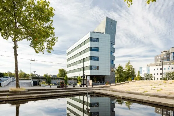 Modern kantoorgebouw aan de Euclideslaan in Utrecht met vijver en trappen in de voorgrond.