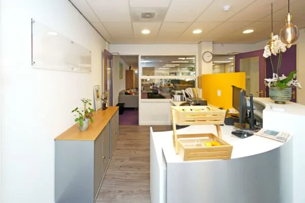 Receptiebalie met fruitmanden en kantoorruimte aan de Zuiderweg.