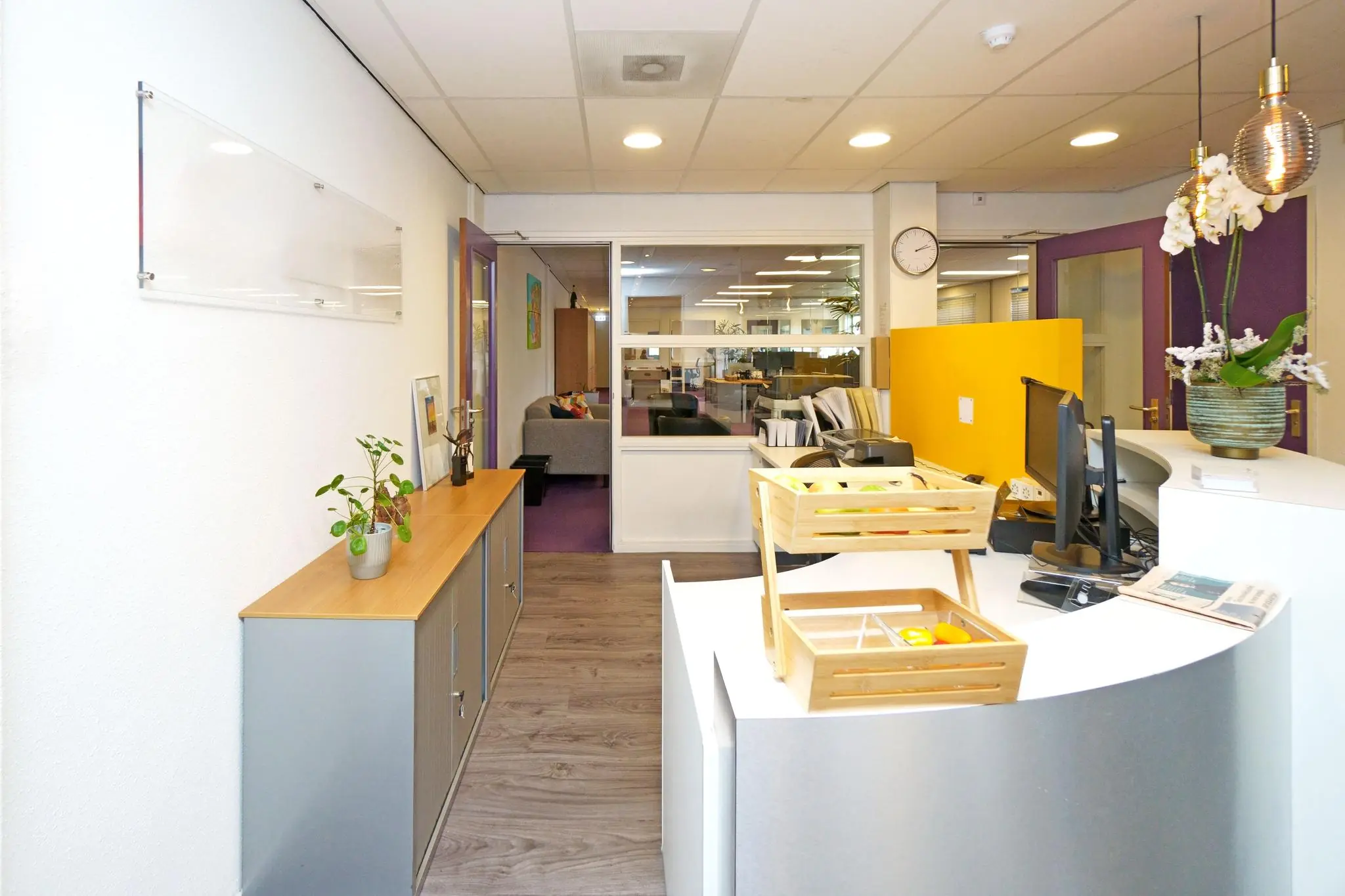 Receptiebalie met fruitmanden en kantoorruimte aan de Zuiderweg.