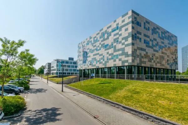 Modern kantoorgebouw aan de Bahialaan in Rotterdam met opvallende gevel van grijze en blauwe panelen.