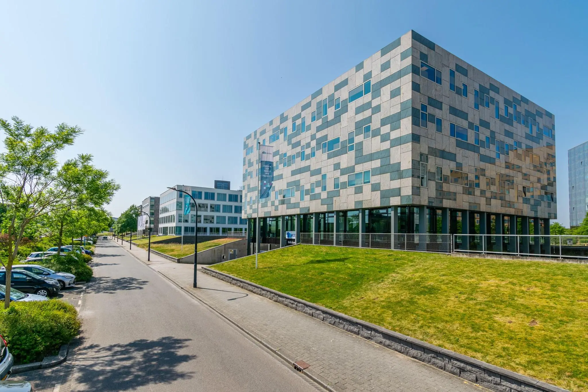 Modern kantoorgebouw aan de Bahialaan in Rotterdam met opvallende gevel van grijze en blauwe panelen.