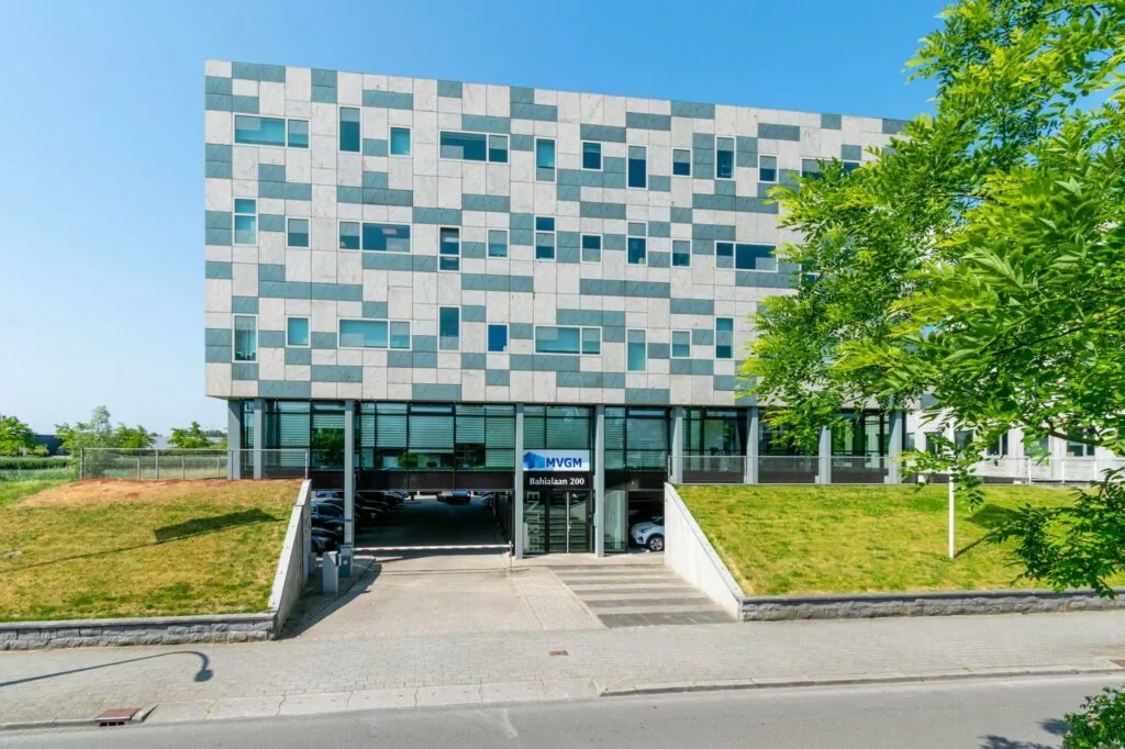 Modern kantoorgebouw aan de Bahialaan 200 met opvallende gevel en MVGM-naam bij de ingang.