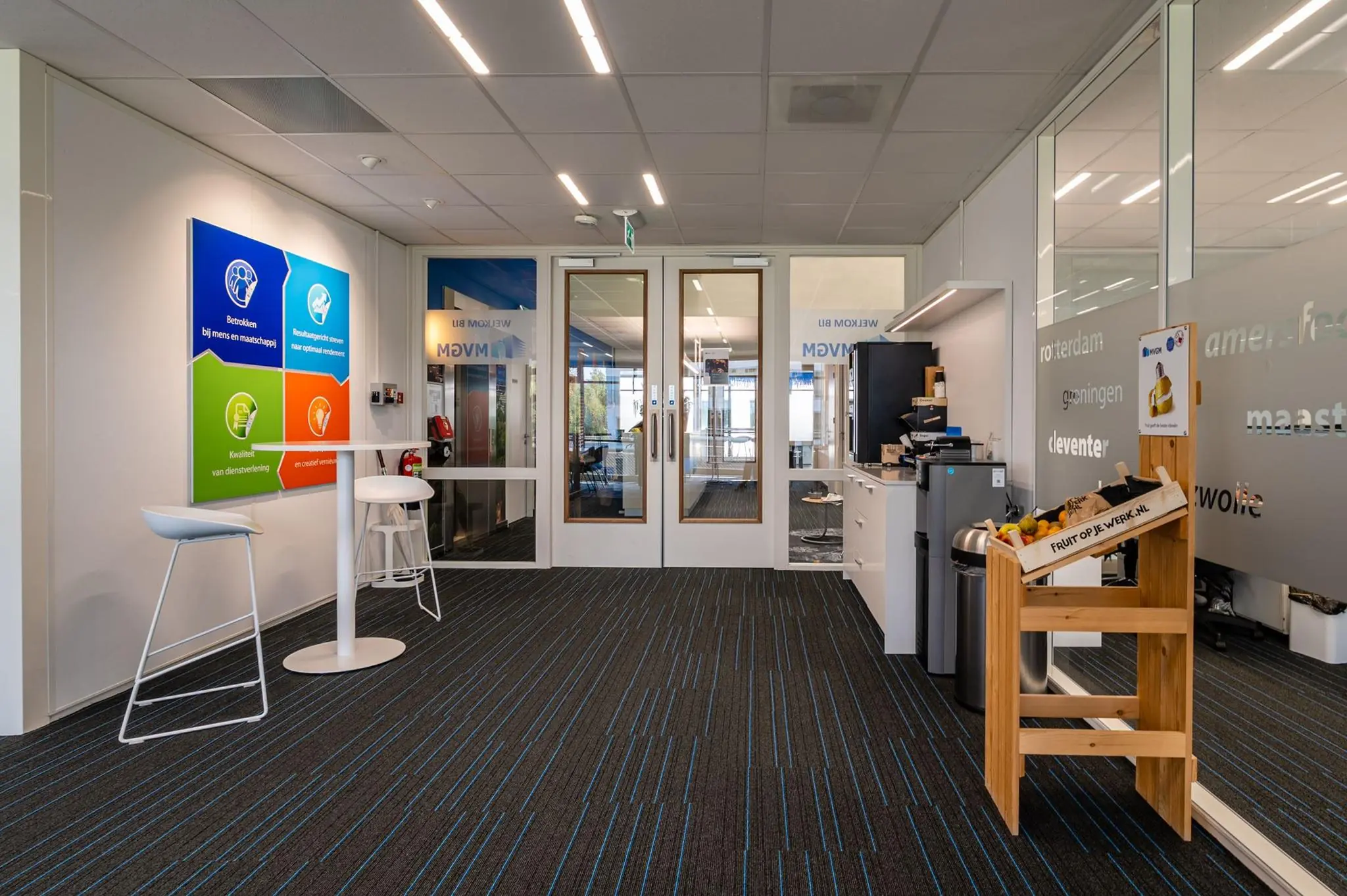 Moderne kantoorruimte aan de Bahialaan met zitgedeelte, fruitstand en koffiehoek.