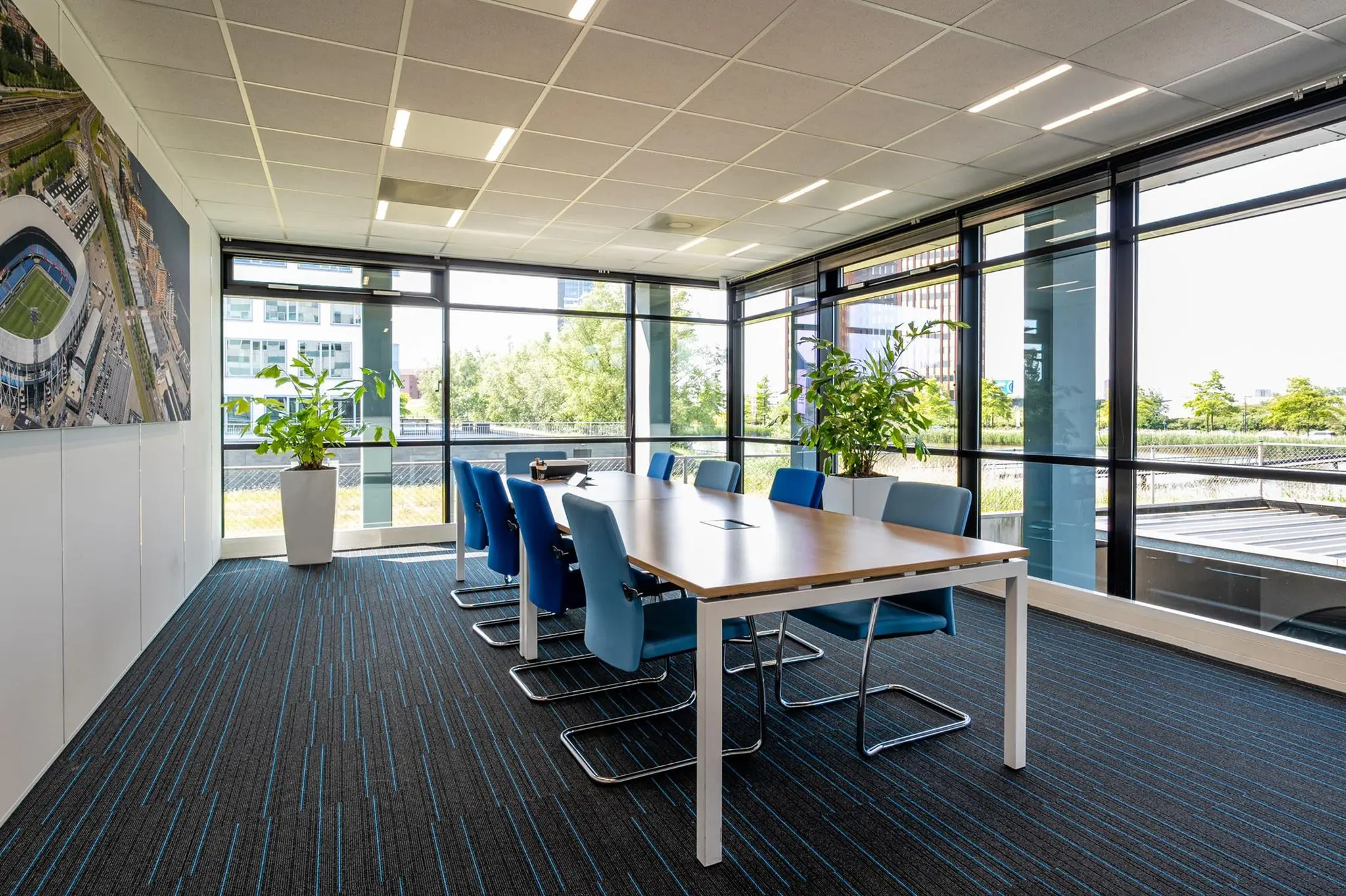 Vergaderruimte aan de Bahialaan met moderne inrichting, veel daglicht en uitzicht op groen.