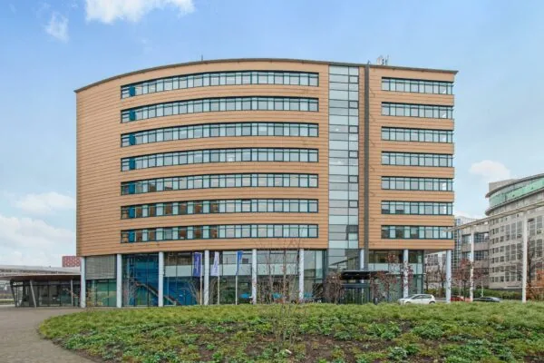 Modern kantoorgebouw aan het Enthovenplein met een gebogen gevel en grote horizontale ramen.