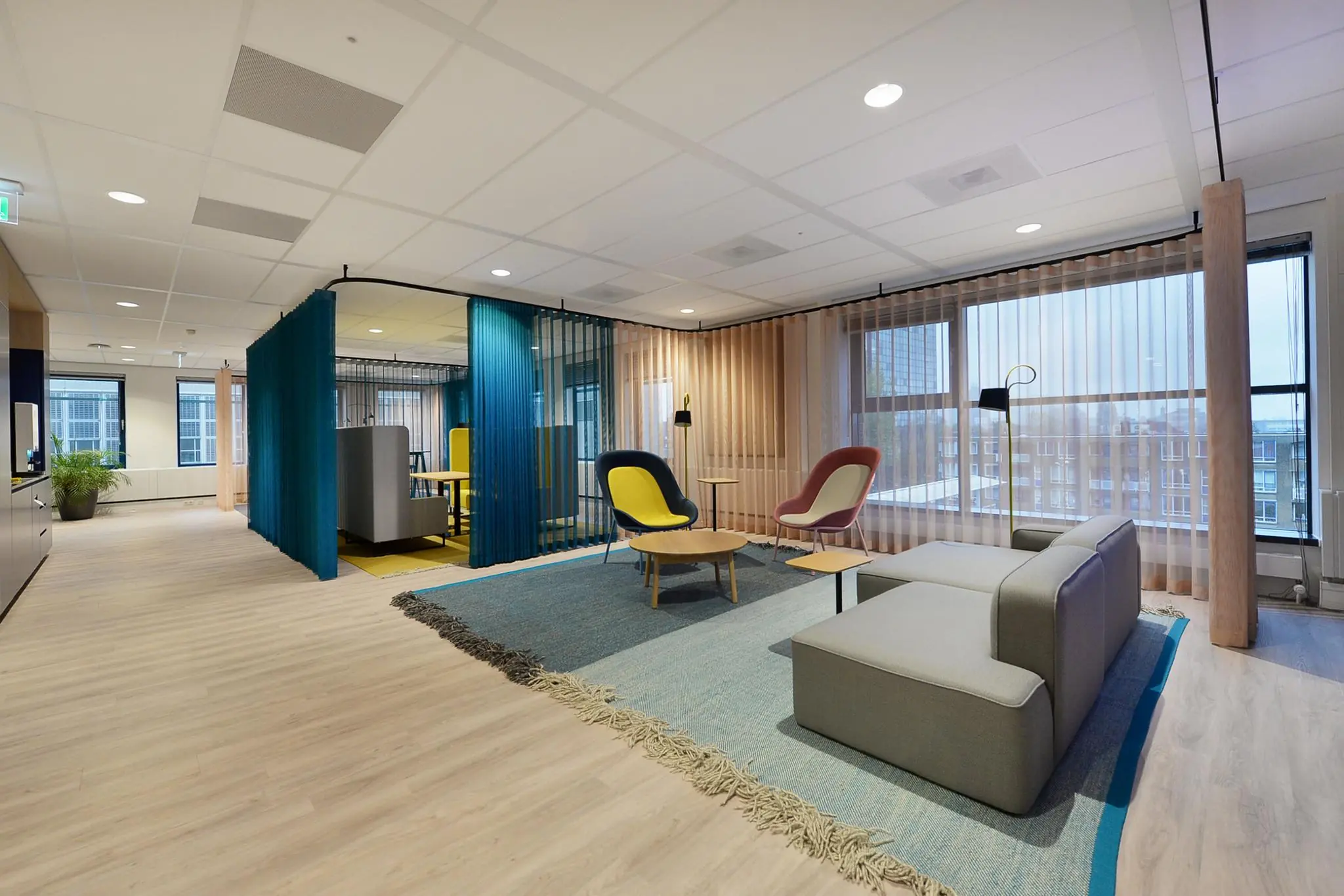 Moderne en kleurrijke wachtruimte met designmeubels in een kantoorgebouw aan het Enthovenplein.