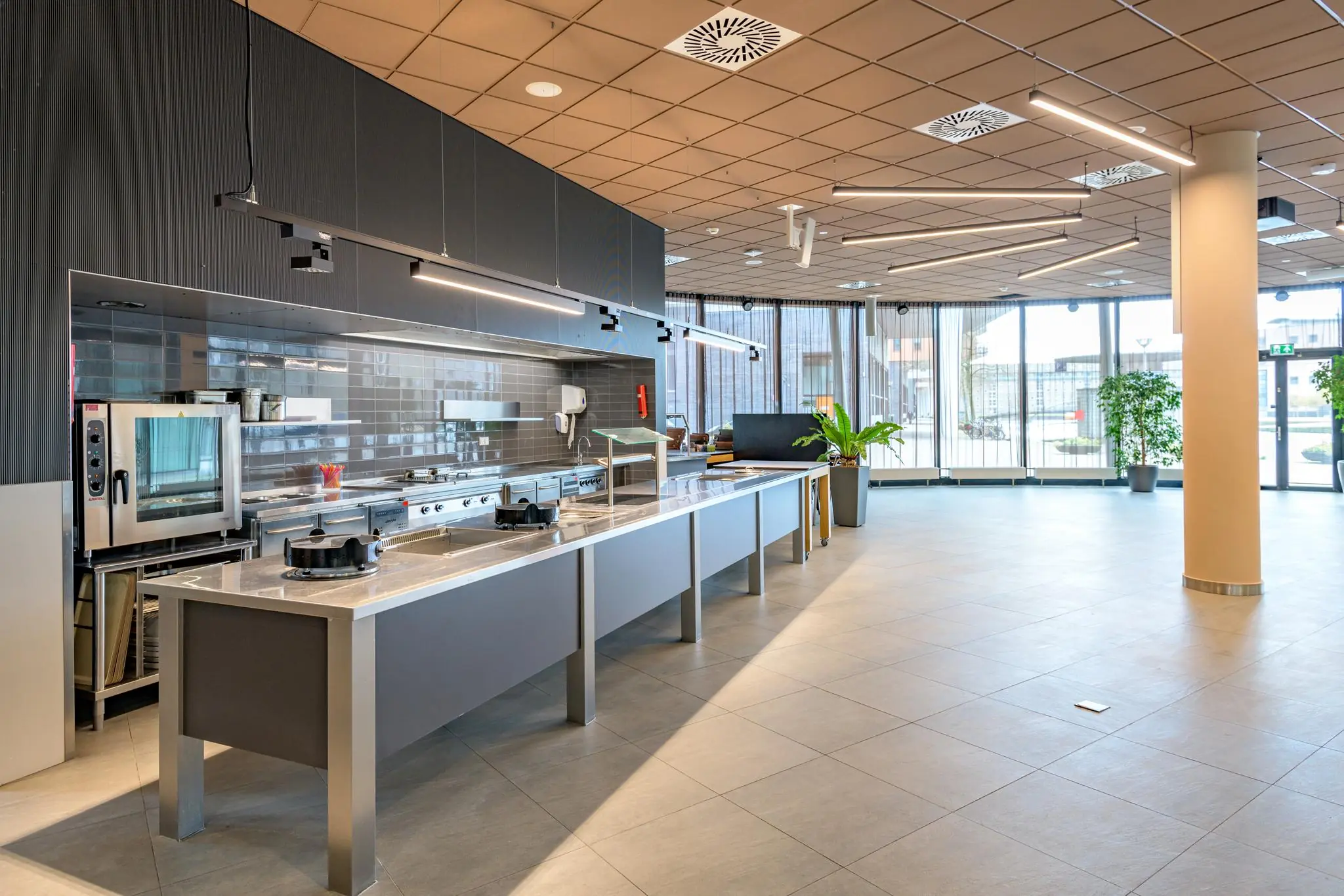 Moderne en ruime professionele keuken op het Enthovenplein met roestvrijstalen werkbladen en kooktoestellen.