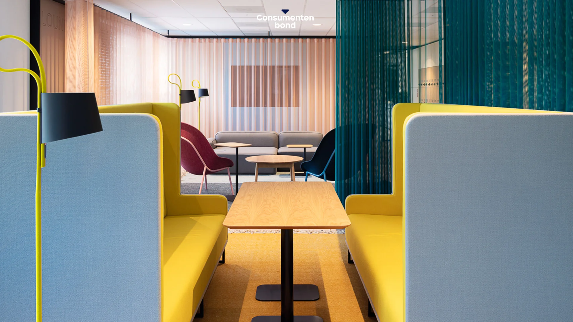 Moderne wachtruimte met kleurrijke zithoeken in het kantoor van de Consumentenbond aan het Enthovenplein.