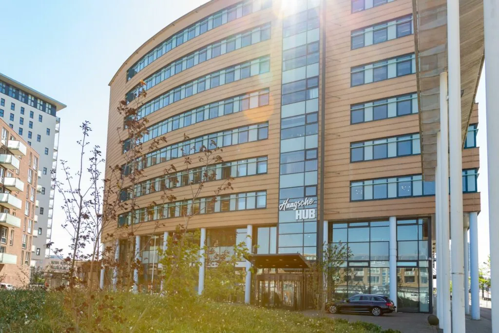 Modern kantoorgebouw genaamd Haagsche Hub aan het Enthovenplein op een zonnige dag.