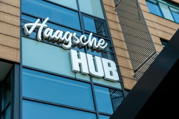 Gevel van het gebouw met het logo van de Haagsche HUB aan het Enthovenplein.