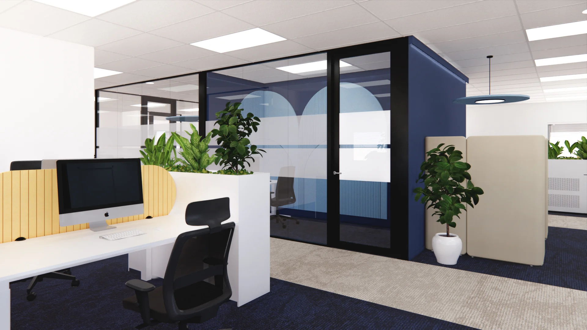 Moderne kantoorruimte aan de Kleveringweg met werkplekken, glazen vergaderruimte en veel groen.