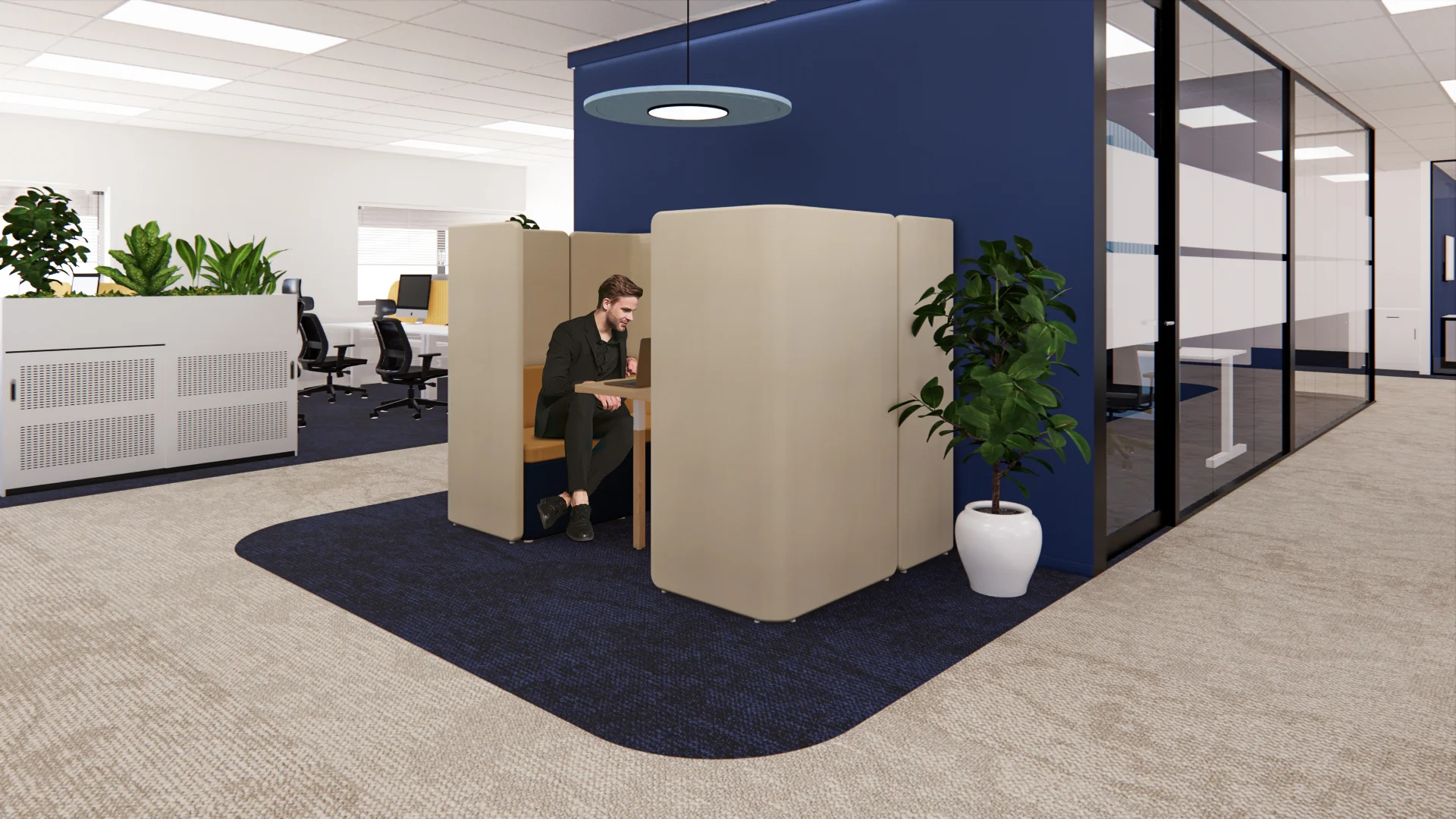 Man werkt op laptop in een afgeschermde zitplek in modern kantoor aan de Kleveringweg.