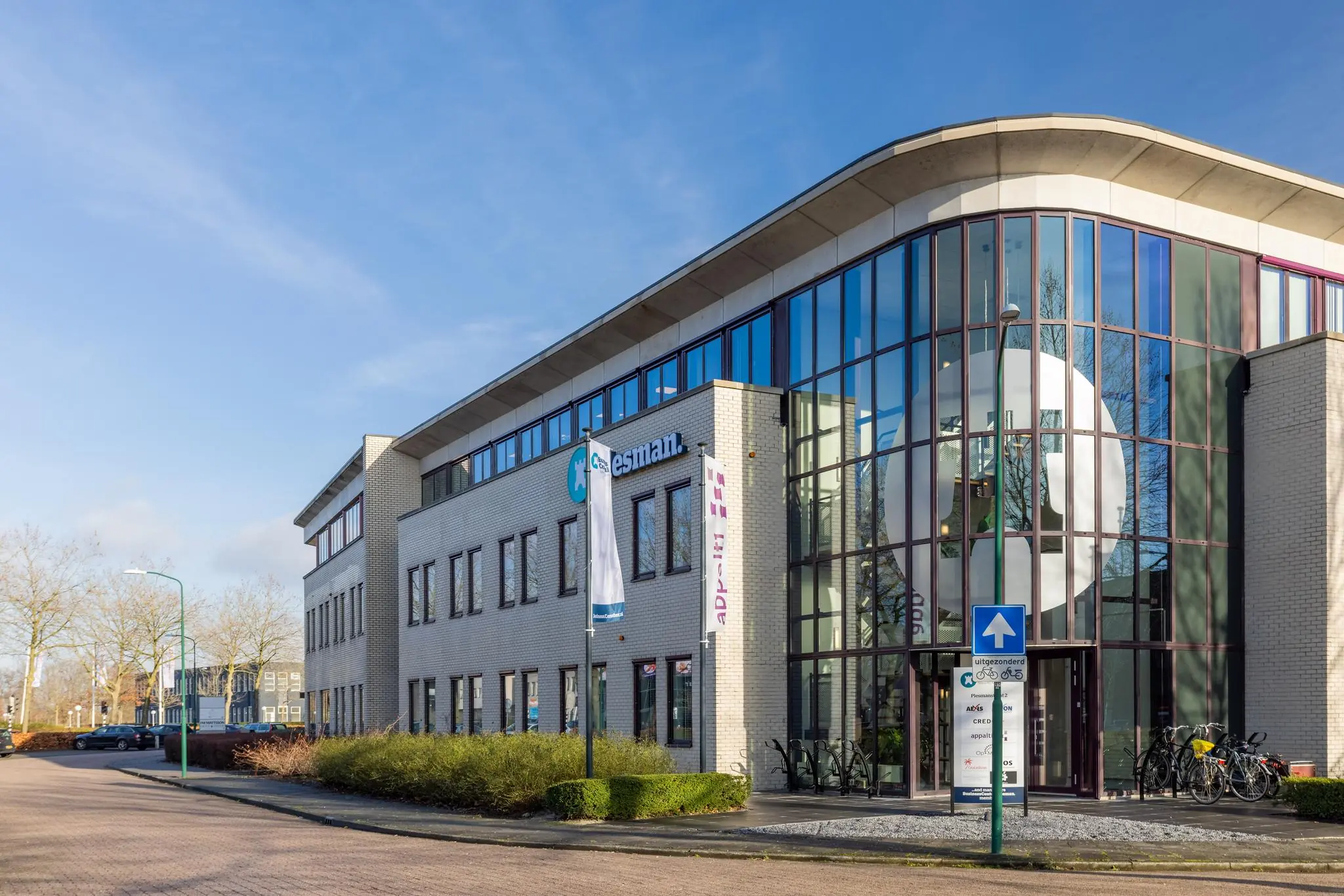 Modern kantoorgebouw aan de Plesmanstraat met het logo van Esmann en glasgevel bij de entree.