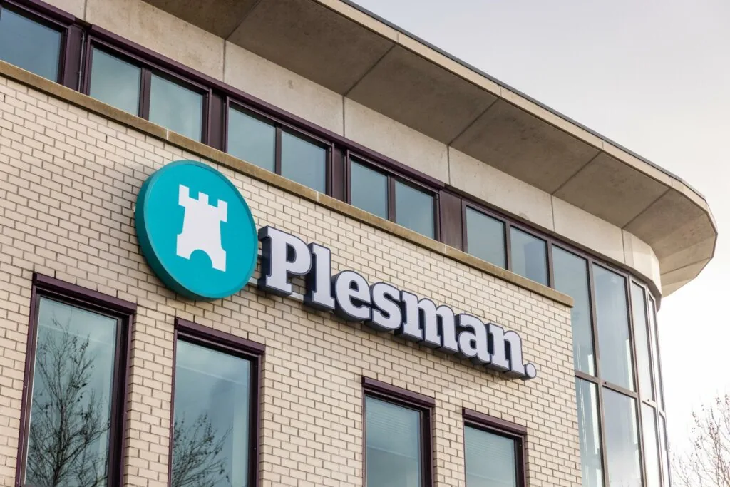 Gevel van een modern kantoorgebouw met het logo en de naam 'Plesman' op de Plesmanstraat.