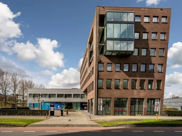 Kantoorgebouw aan de Joop Geesinkweg met moderne architectuur en uitstekende glazen erker.