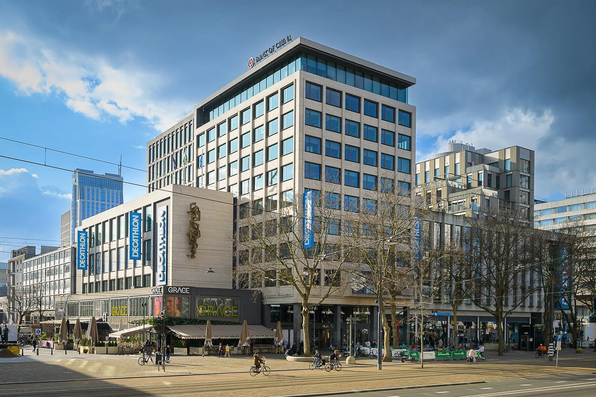 Straatbeeld van de Coolsingel in Rotterdam met het opvallende gebouw van de Bank of China, Decathlon en restaurant Grace.