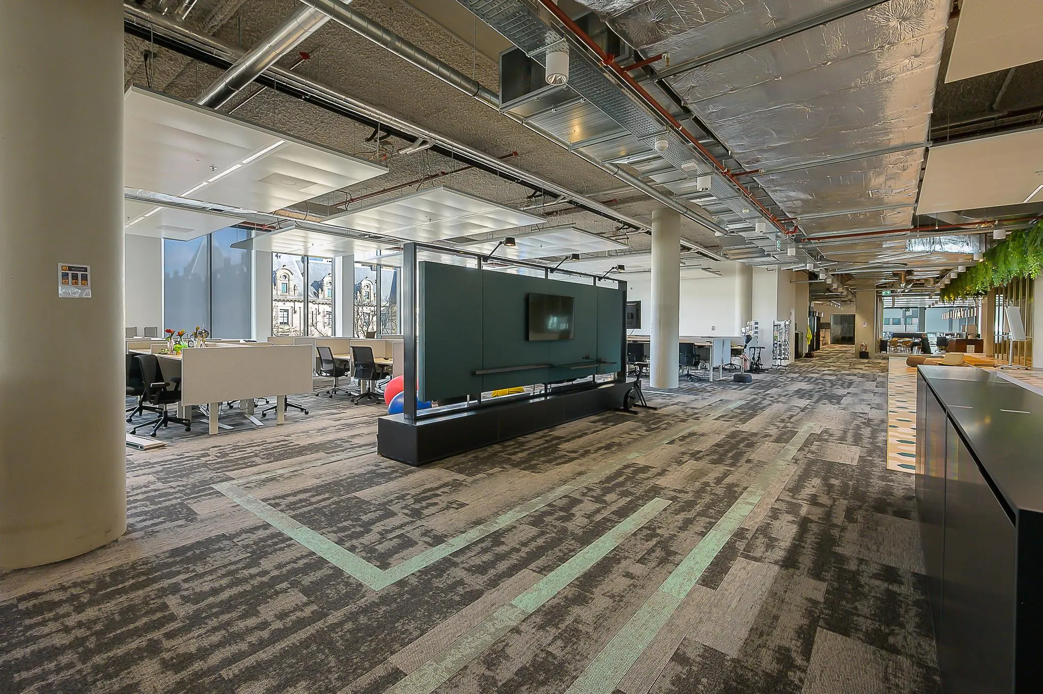 Moderne open kantoorruimte aan de Coolsingel met werkplekken, vergaderfaciliteiten en veel natuurlijk licht.