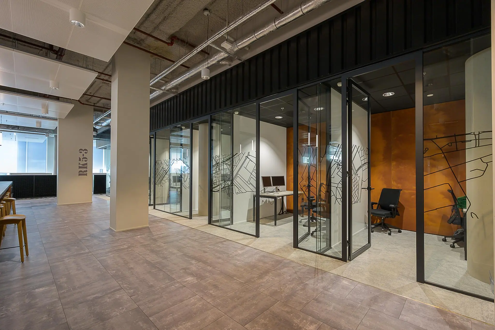 Moderne kantoorruimte aan de Coolsingel met glazen vergaderruimtes en industriële afwerking.