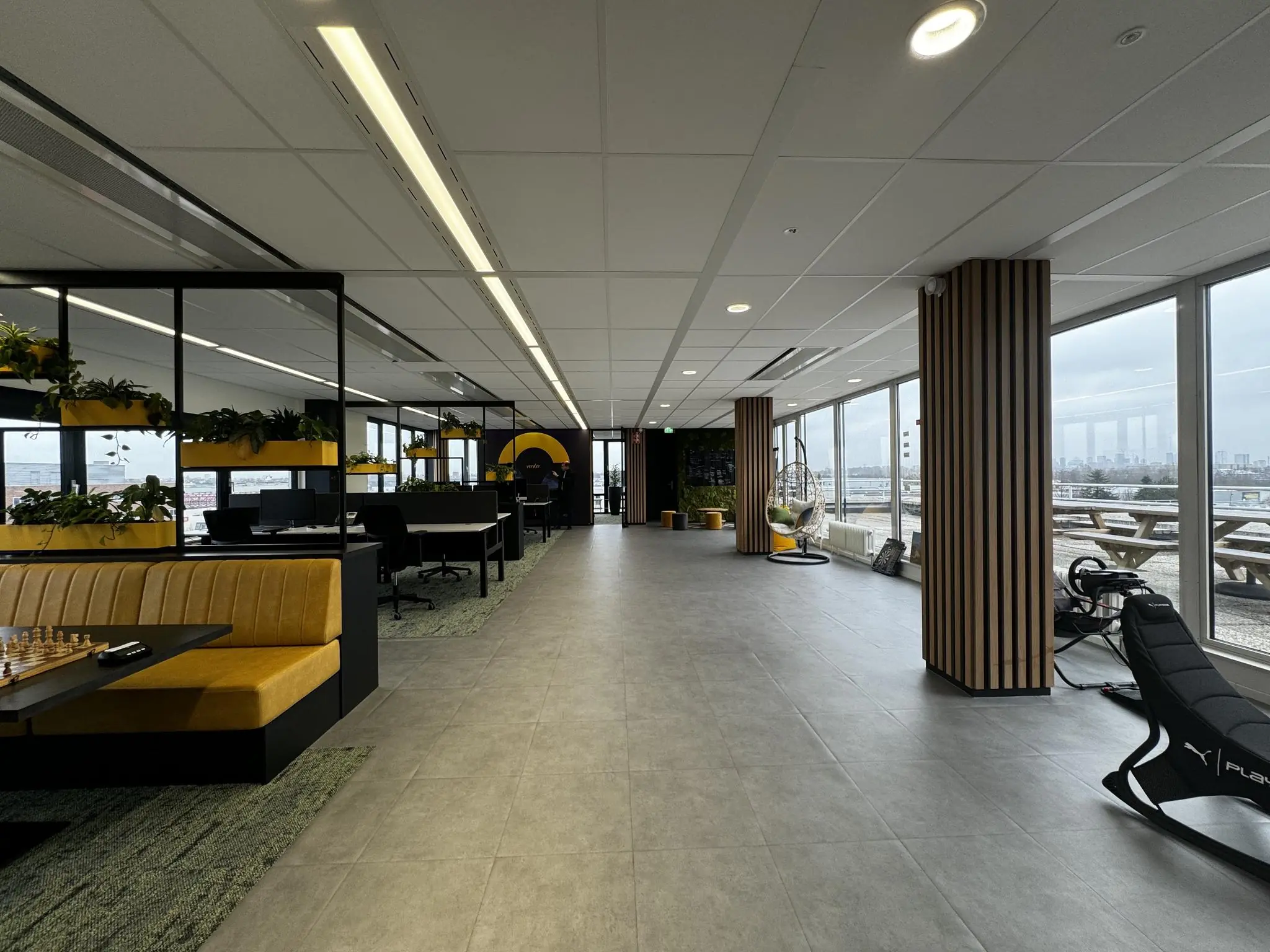 Modern kantoorinterieur op Rijnzathe met werkplekken, zithoeken en uitzicht over de stad.