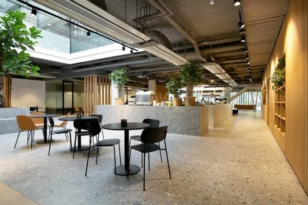 Moderne en open kantoorlounge in Rijnzathe met zitjes, planten en een koffiebar.