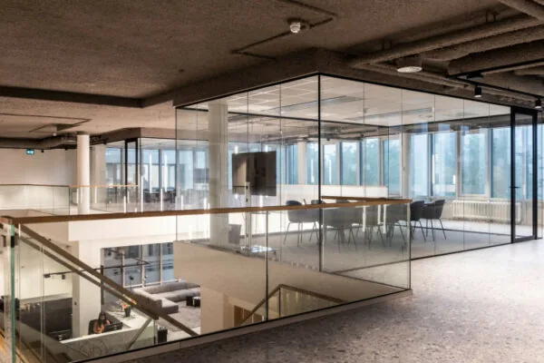 Moderne vergaderruimte met glazen wanden in kantoorgebouw Rijnzathe.