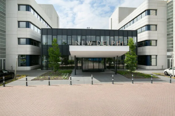 Vooraanzicht van het kantoorgebouw New Delphi aan de straat Rijnzathe.