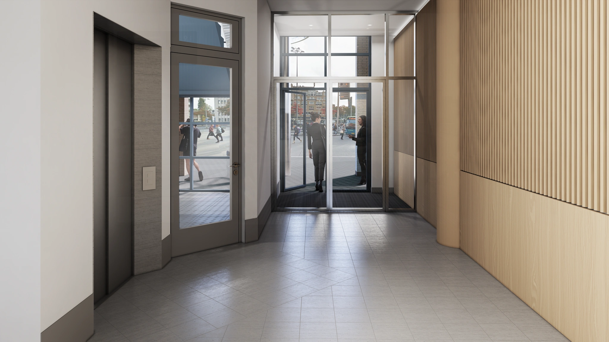 Ingang van een modern gebouw aan het Stationsplein met een draaiende glazen deur en zicht op passerende voetgangers buiten.