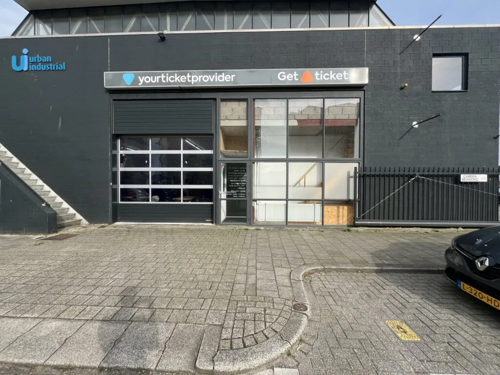 Vooraanzicht van een bedrijfsgebouw aan de Eendrachtlaan met logo’s van Yourticketprovider en Get a Ticket.