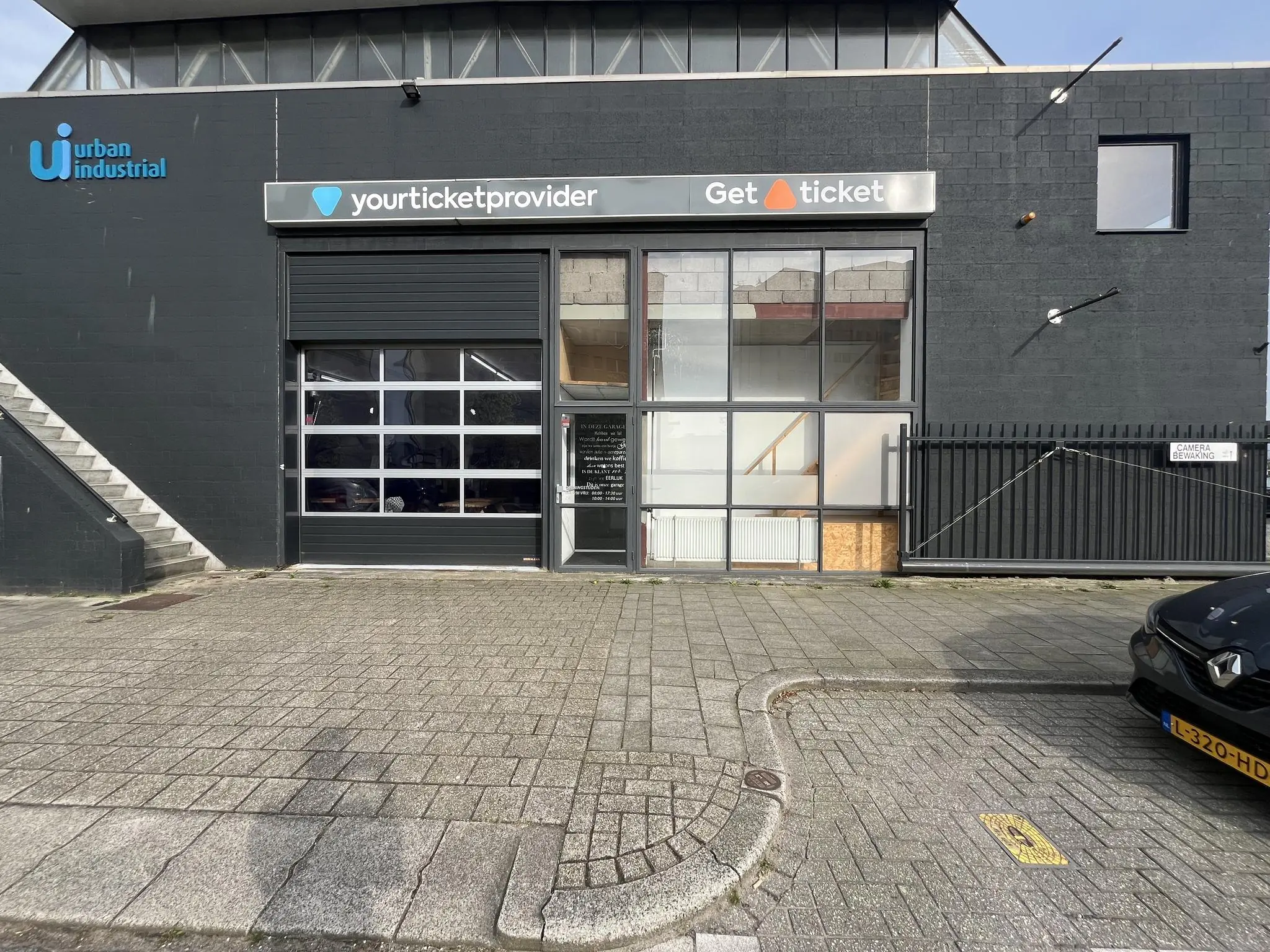 Vooraanzicht van een bedrijfsgebouw aan de Eendrachtlaan met logo’s van Yourticketprovider en Get a Ticket.