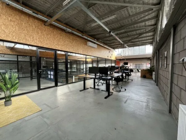 Ruime, industriële kantoorruimte aan de Eendrachtlaan met open werkplekken, glazen vergaderruimtes en veel natuurlijk licht.