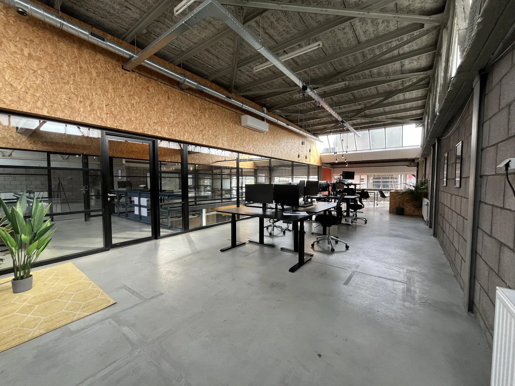 Ruime, industriële kantoorruimte aan de Eendrachtlaan met open werkplekken, glazen vergaderruimtes en veel natuurlijk licht.