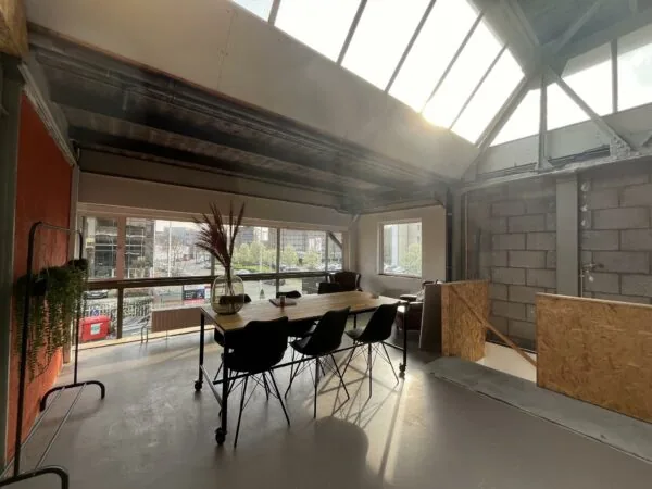 Industriële vergaderruimte met grote ramen en zicht op de Eendrachtlaan in Utrecht.