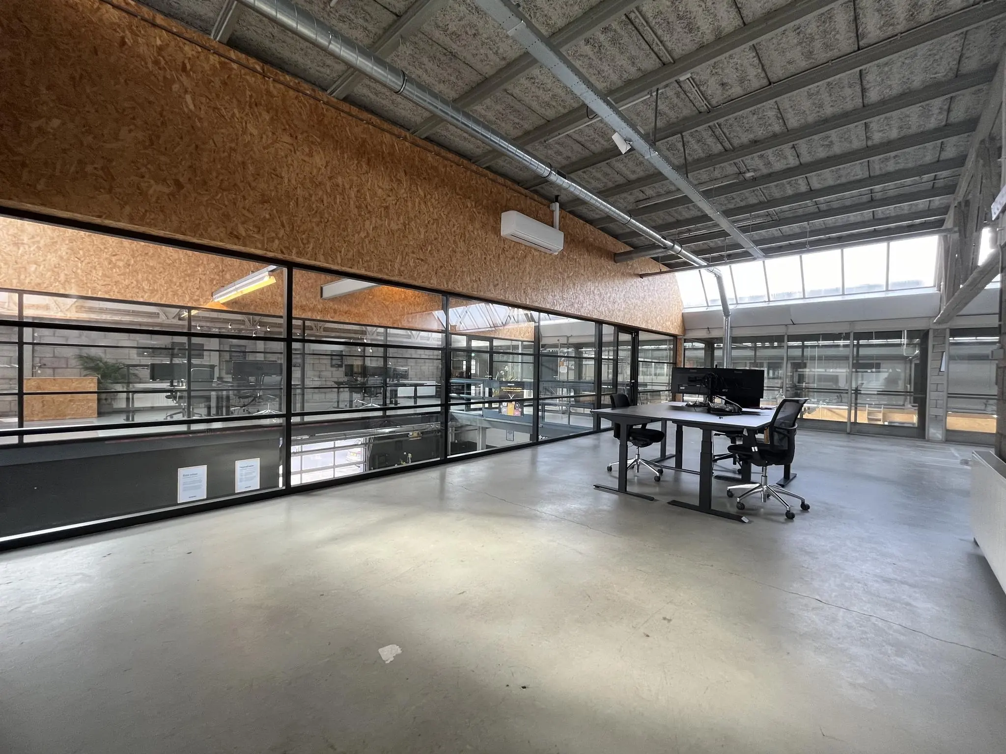 Moderne en lichte kantoorruimte aan de Eendrachtlaan met een industrieel interieur en glazen wanden.