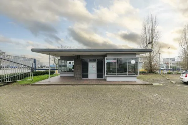 Klein, vrijstaand kantoorgebouw van FlexTalent aan de Lindtsedijk met grote ramen en een overstekend dak.