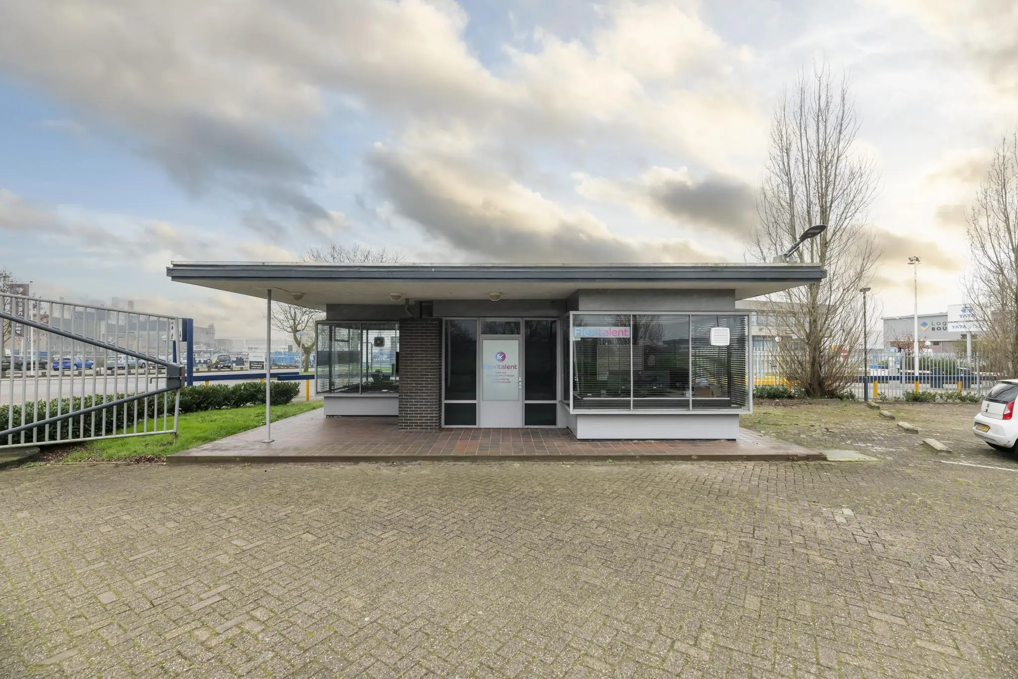 Klein, vrijstaand kantoorgebouw van FlexTalent aan de Lindtsedijk met grote ramen en een overstekend dak.