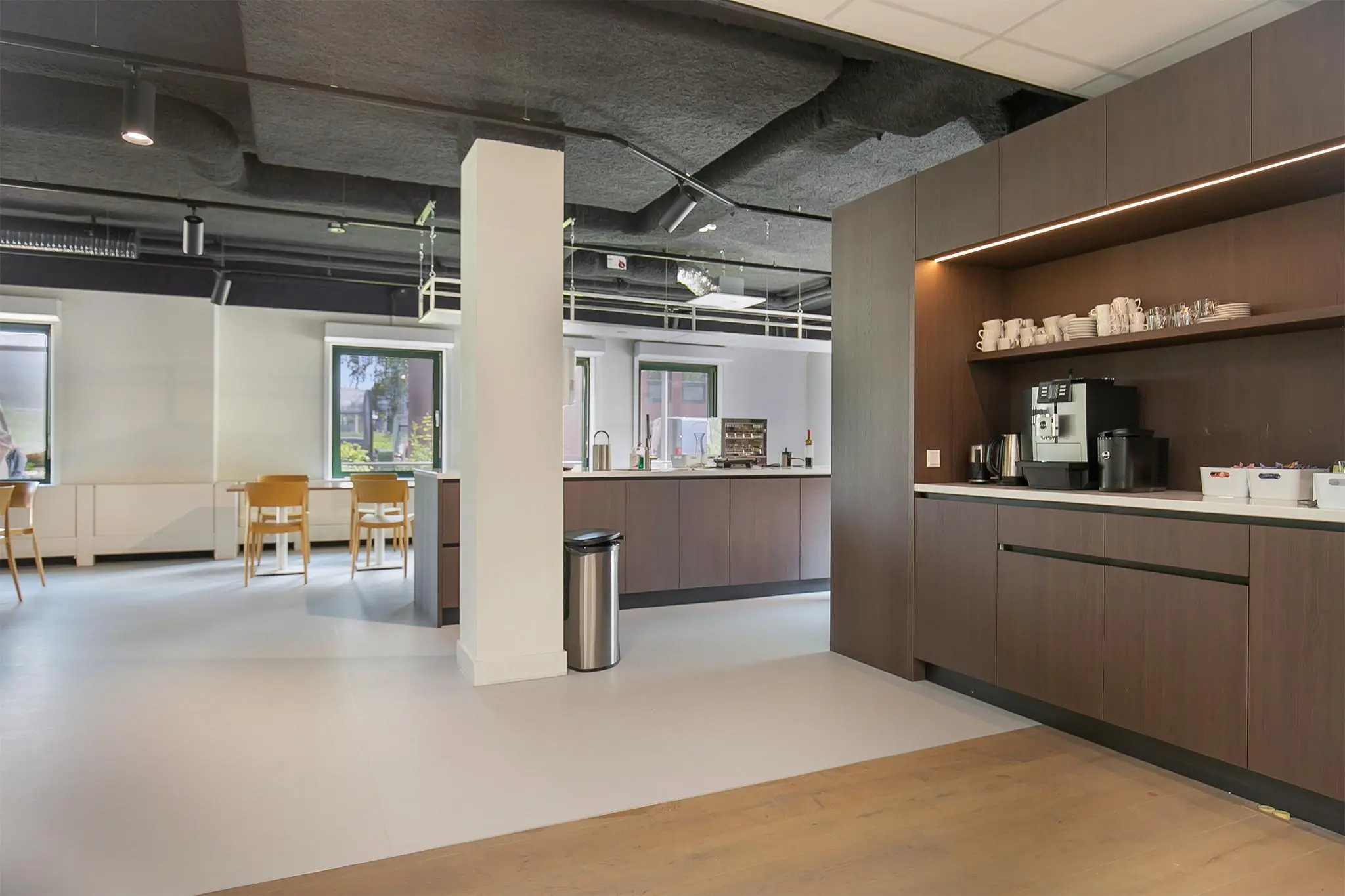 Moderne kantoorkeuken aan de Kralingseweg met koffiehoek, eethoek en ruime lichtinval.