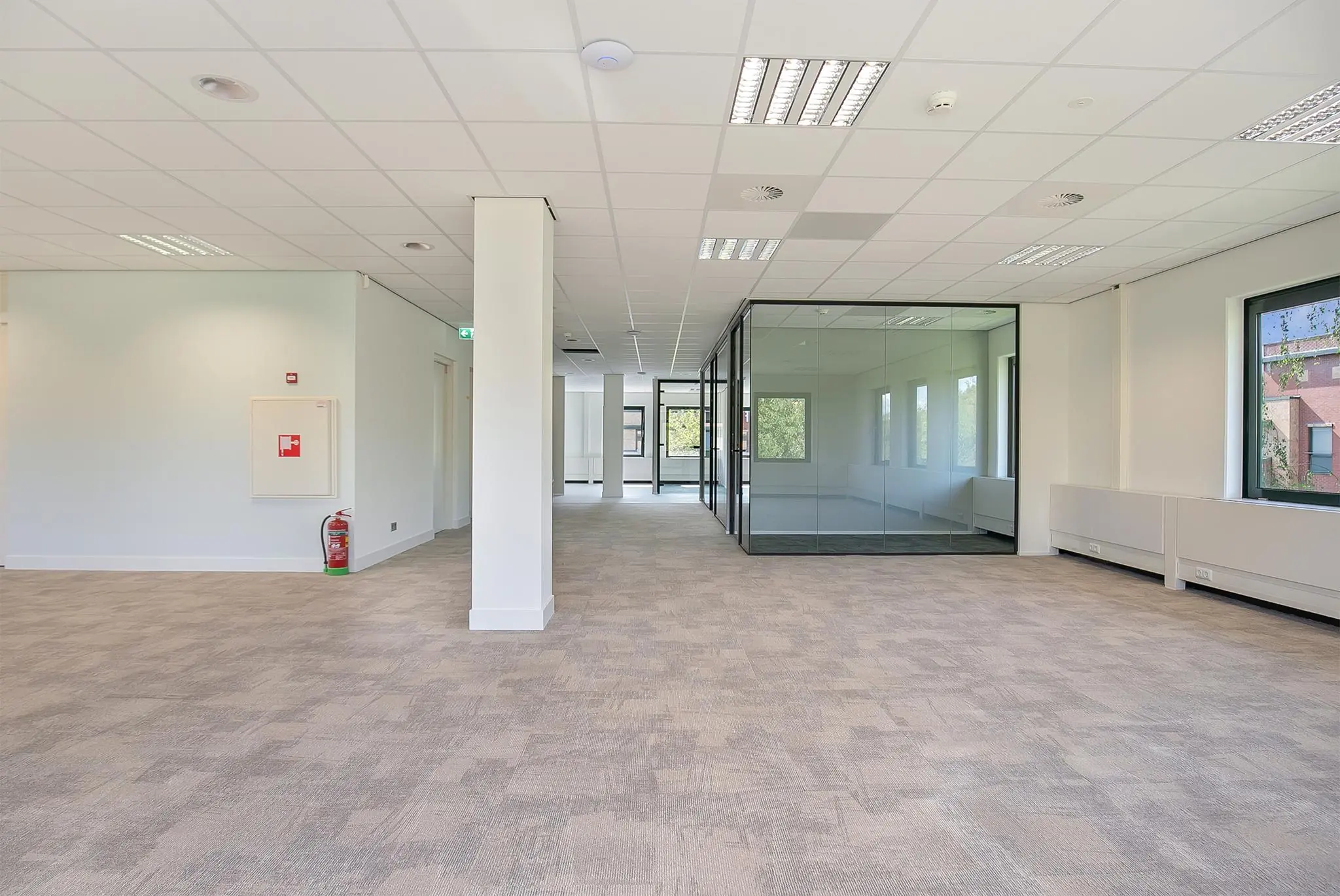 Licht en ruim kantoorpand aan de Kralingseweg met glazen vergaderruimte en systeemplafond.