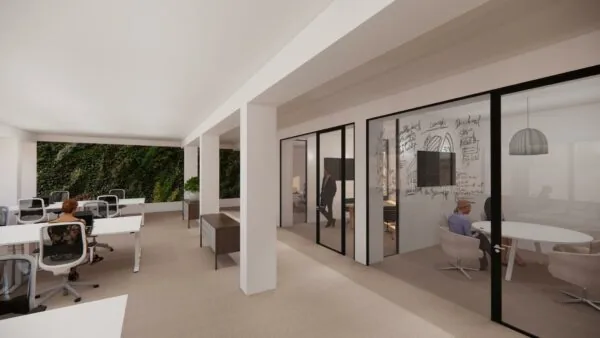 Modern kantoorinterieur aan de Volmerlaan met open werkplekken, vergaderruimtes en een groene plantenwand.