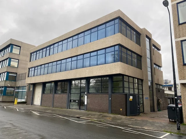 Kantoor- of bedrijfsgebouw aan de Volmerlaan op een bewolkte dag.